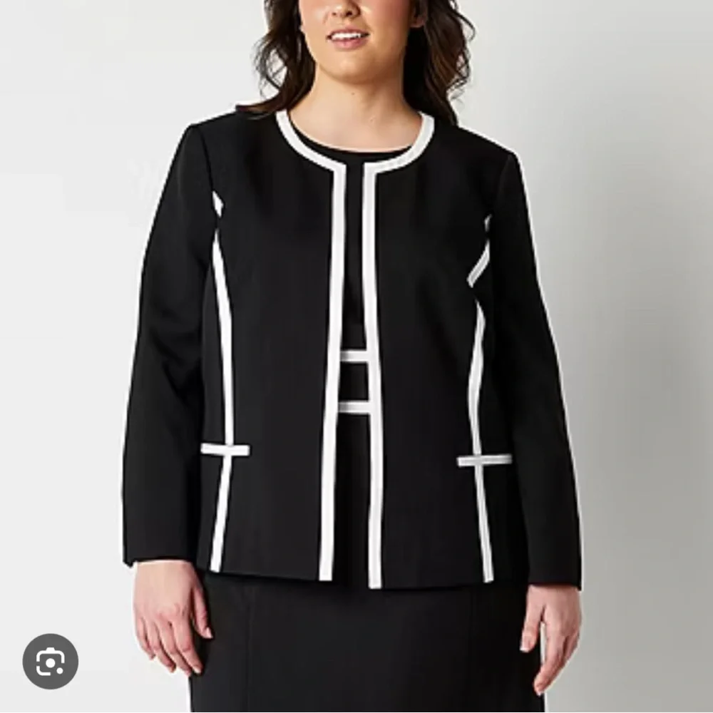 Black Label by Evan-Picone Women's Grey‎ blazer with black accents.